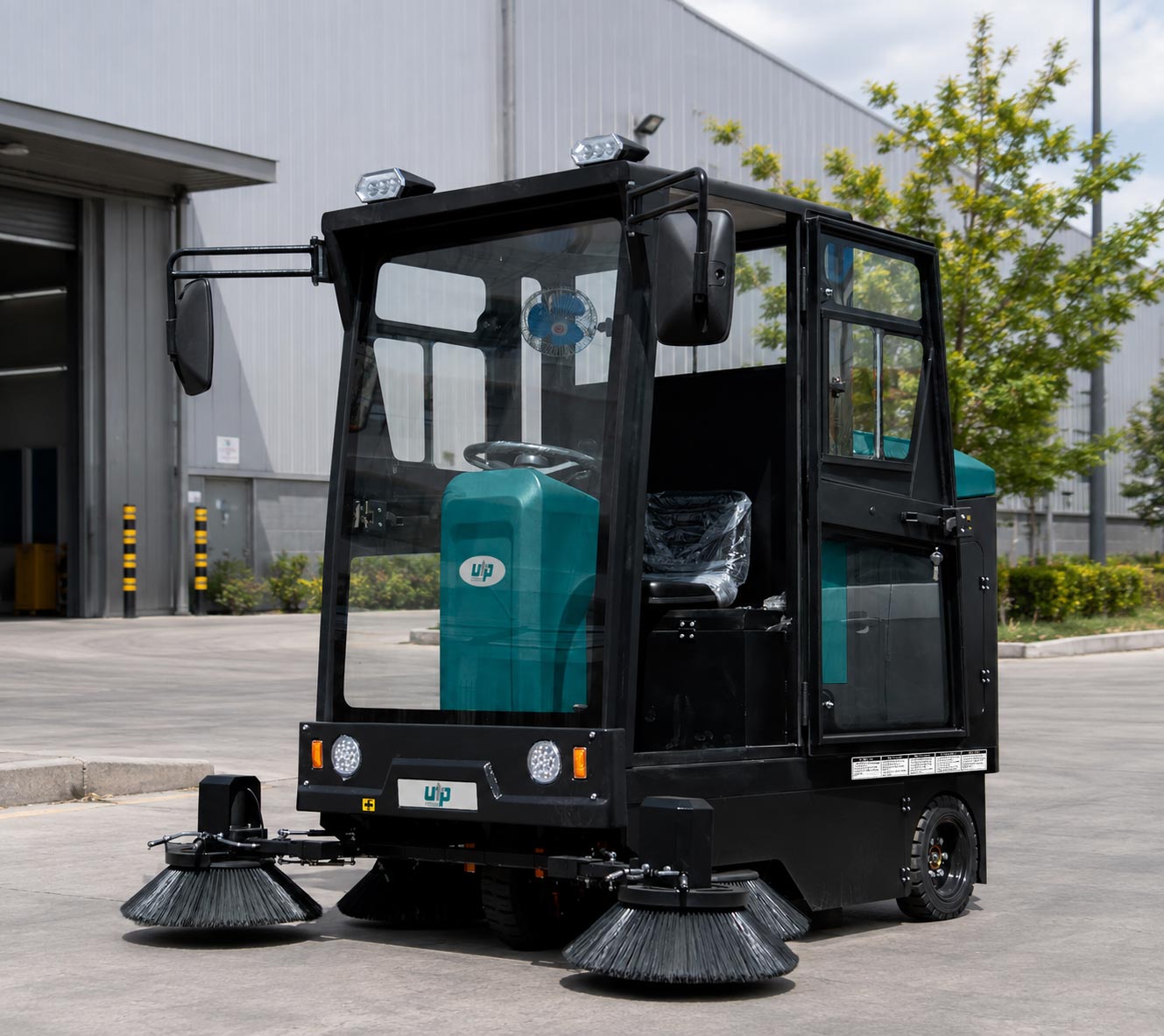Toptan Zemin Temizleme ve Bakım Makineleri / Sokak Temizleme Makineleri / Binicili Makineler / Fabrika Temizlik M: Binicili Akülü Silindirli Zemin Yıkama Makinesi 100+180 Lt (UTP738B)